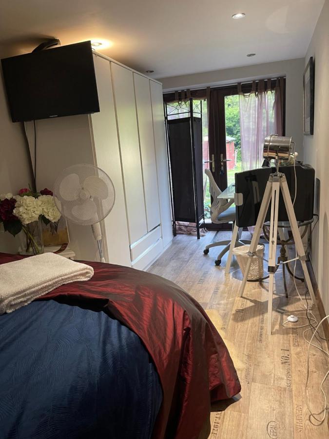 South Lodge House Dormansland 외부 사진