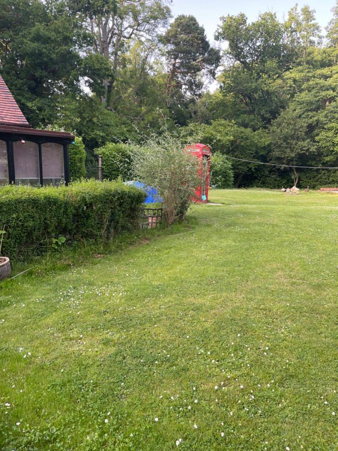 South Lodge House Dormansland 외부 사진